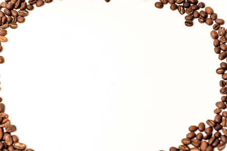 在白色背景上的褐色咖啡豆照片
