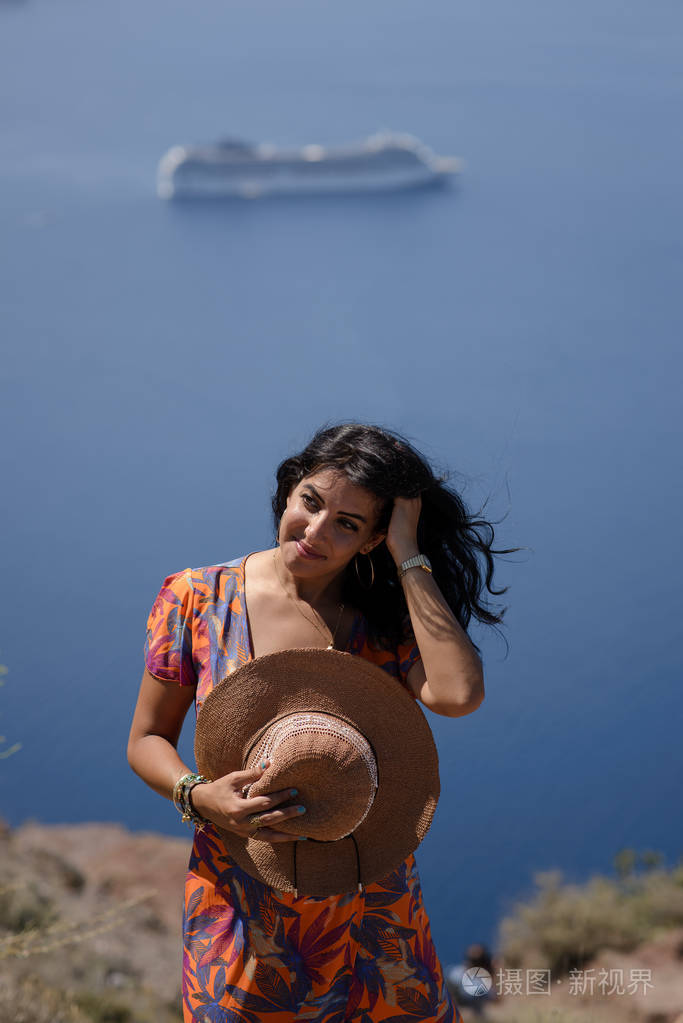 希腊圣托里尼奥亚镇青年妇女