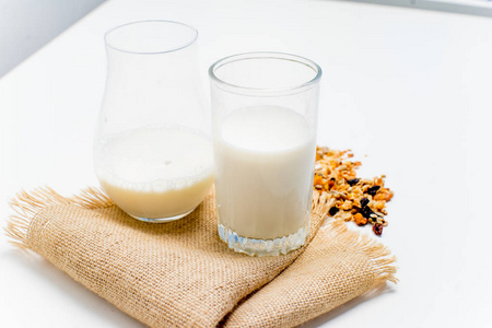 一杯有面包和谷物的牛奶照片