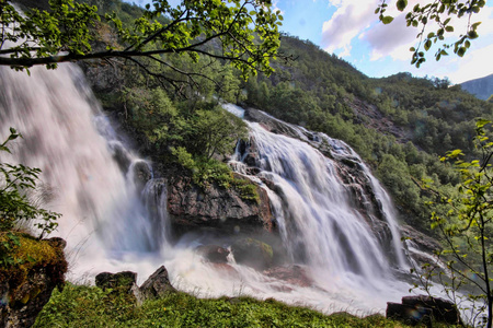 在斯堪的纳维亚有数百个美丽的瀑布
