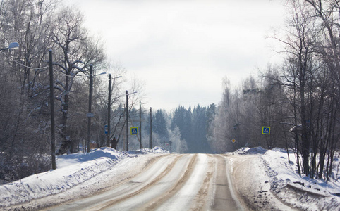 下雪的冬天的路。 开车旅行