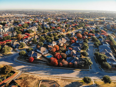 顶部视图城市蔓延与彩色秋天叶附近达拉斯德克萨斯美国。 秋日清晨，城市公园附近有一排住宅独栋住宅
