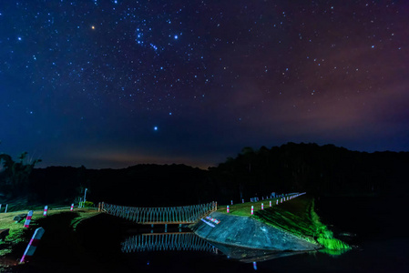 夜晚露营的风景与星星在彭松林和大自然梅红子泰国亚洲