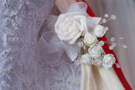 婚纱装饰着精致的花