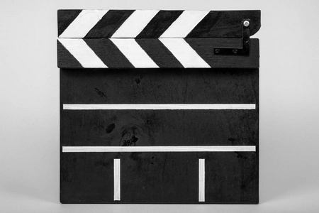 clapper，用于指示由木头制成的电影或视频剪辑的开始，并在白色隔离背景上以封闭的形式涂上黑白条纹