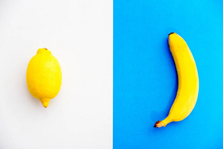 一个香蕉和一个柠檬在五颜六色的背景