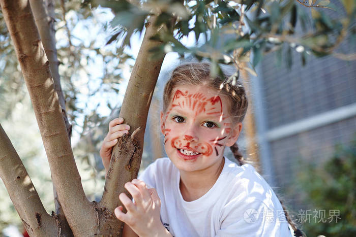 可爱的女孩有脸猫化妆生日笑得像小老虎一样咆哮