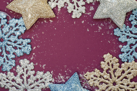 圣诞背景有闪亮的雪花和星星。