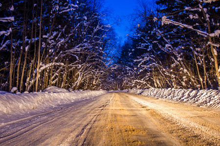 下雪的冬天的路。 开车旅行