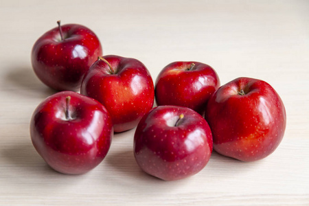 桌子上有红色成熟的苹果