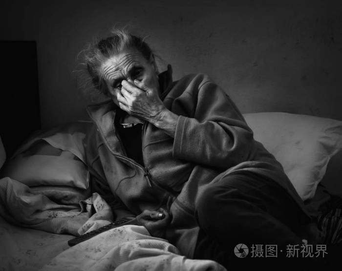 黑白相间的肖像一个非常古老和厌倦生活的皱纹女人躺在床上