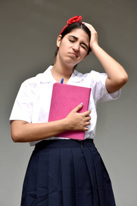 哥伦比亚天主教女学生头痛穿着带笔记本的制服