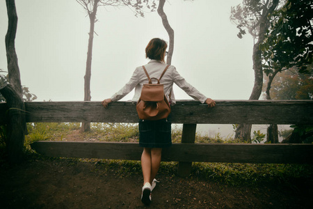 站在山崖上的女人