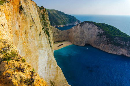 群山环抱的海湾风景如画