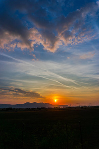 夕阳西下，远山遍野