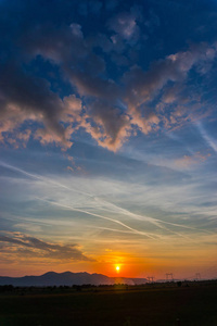 夕阳西下，远山遍野