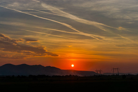 在远处的群山中，带着夕阳的风景