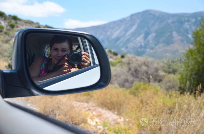 漂亮女孩在汽车镜子里自拍