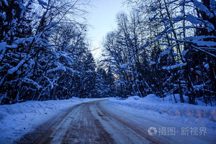 下雪的冬天的路开车旅行