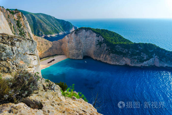 迷人的山景与蓝色泻湖