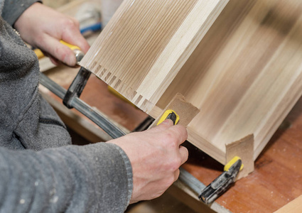 在木工车间工作. 木制工艺品. 紧固部件.照片