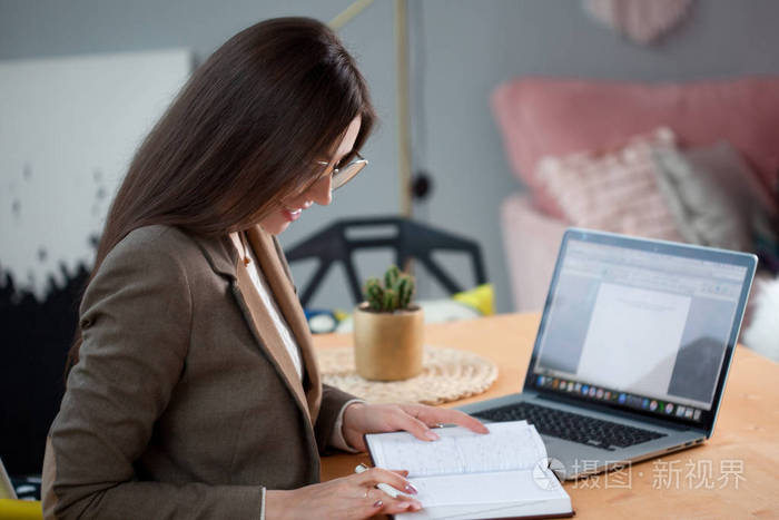 商务女性在时尚的现代办公室照片-正版商用图片164bhj-摄图新视界