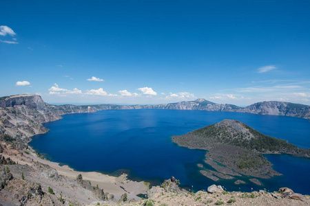 俄勒冈州火山口湖国家公园的广角景观，阳光明媚，夏日晴朗。 照片中的巫师岛