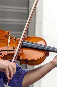 s hand playing the violin