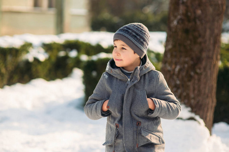 寒假时男孩在公园里散步。圣诞节的心情