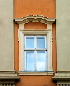 橙色墙上有柱子的老式窗户的纹理。特写镜头，