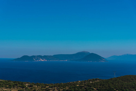 群山环抱的海湾风景如画