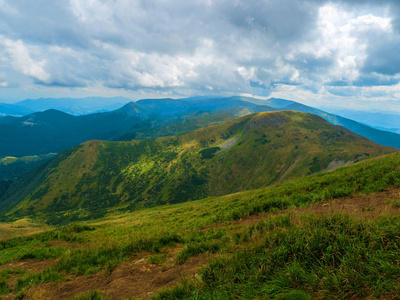 夏日的山景。绿色的草地。高地。