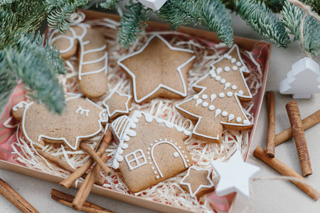 圣诞自制姜饼饼干在礼品盒里。圣诞礼物的创意