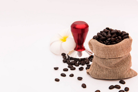白色背景下的burlap咖啡豆