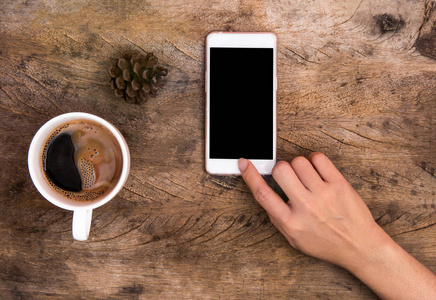 触摸木用咖啡杯左手触摸家庭按钮木桌照片