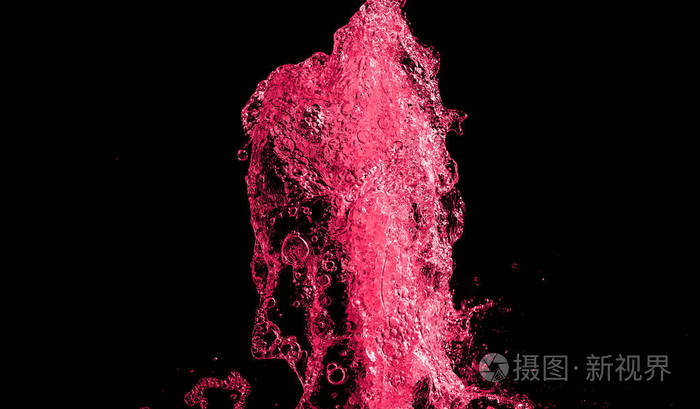 彩色水溅在黑色背景上