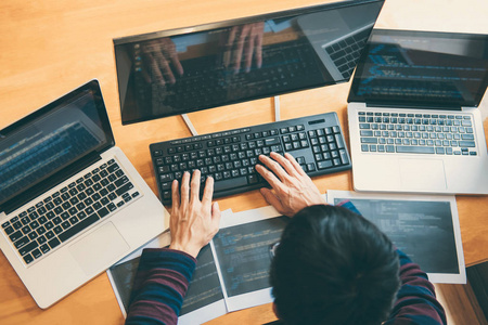 专业开发程序员在编程网站上工作,软件和编码技术,用html,php和