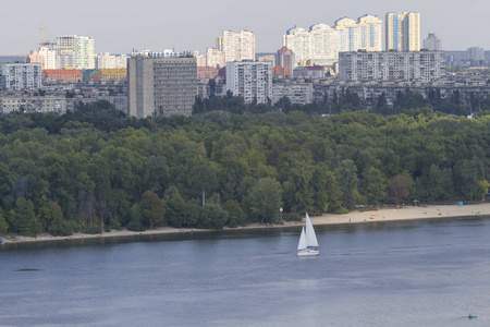 乌克兰基辅上空的第聂伯河和布拉哈尼夫岛景观