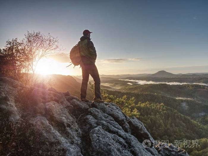 登山旅行者在山顶上享受雾蒙蒙的乡村的鸟瞰旅行生活方式成功冒险