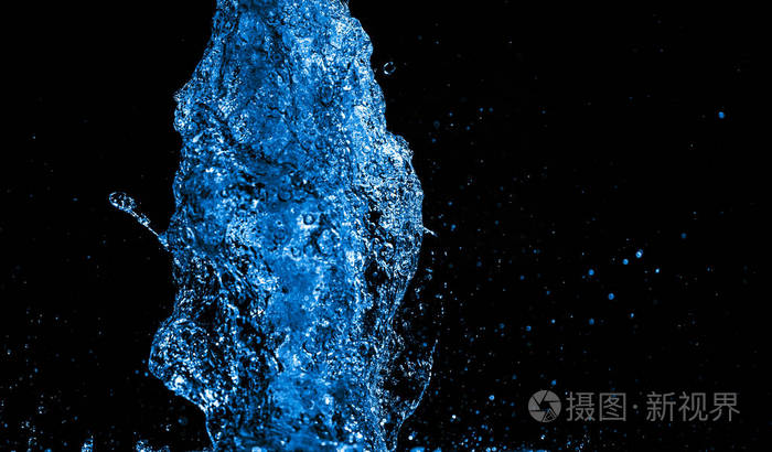 彩色水溅在黑色背景上