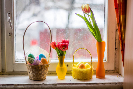 窗台上美丽的郁金香和复活节彩蛋