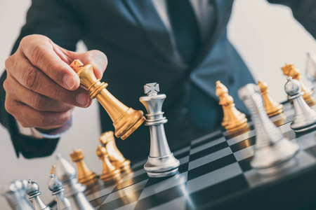 商人领导下国际象棋和思考策略计划，推翻相反的团队，并对企业的成功进行发展分析。