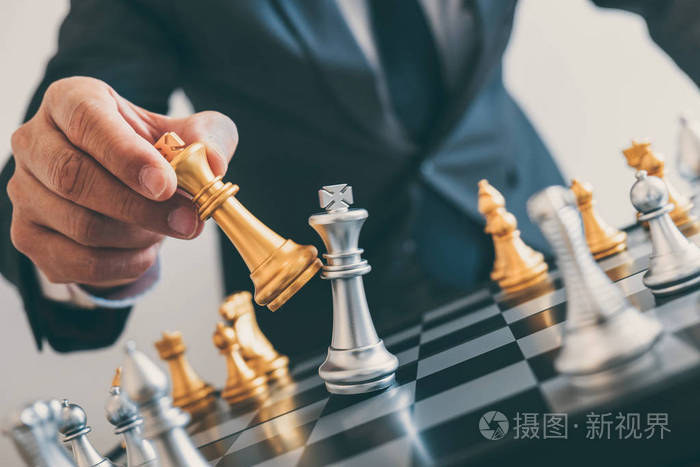 商人领导下国际象棋和思考策略计划,推翻相反的团队,并对企业的成功进
