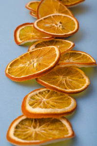 干片橙子柑橘果实浅蓝色背景。 自制天然香气装饰。 假期的概念。 结婚圣诞。 快关门。