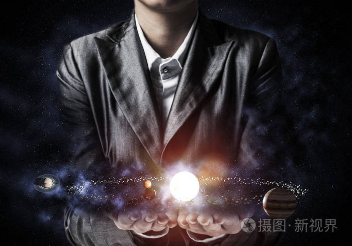 穿西装的商人手中拿着发光的太阳系有着黑暗的宇宙背景三维渲染