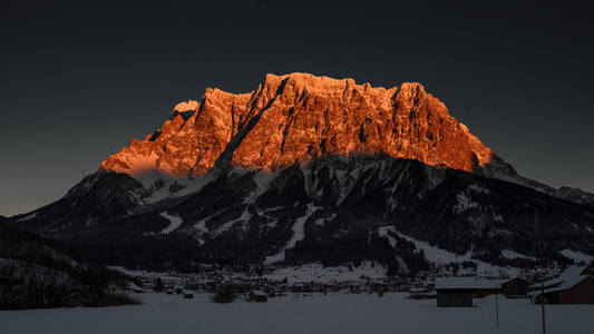 天罗山巨大高山山脉的夕阳红峰图片