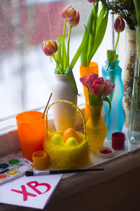 篮子里的复活节彩蛋和鲜花