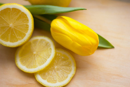 柠檬和黄色郁金香