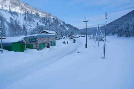 俄罗斯西伯利亚自然冬霜寒冷太加雪林步道相当桥河冰海岸冬季景观傍晚度假自然美丽