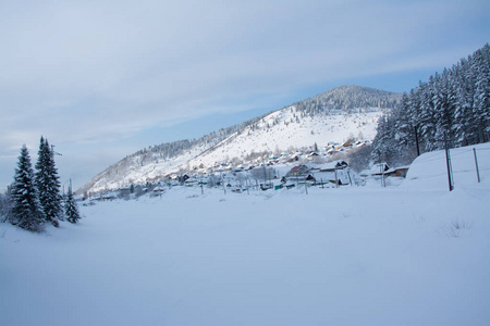 俄罗斯西伯利亚自然冬霜寒冷太加雪林步道相当桥河冰海岸冬季景观傍晚度假自然美丽